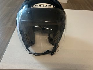 Casco de moto zeus helmet semiabierto