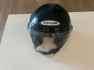 Casco de moto zeus helmet semiabierto