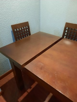 Mesa de comedor con 6 sillas .