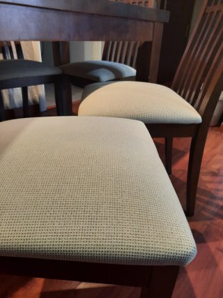 Mesa de comedor con 6 sillas .