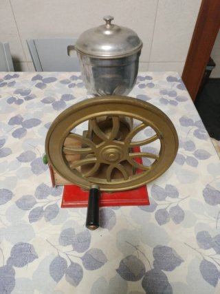 Molinillo antiguo de cafe