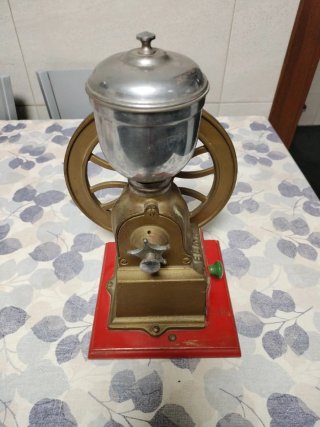 Molinillo antiguo de cafe