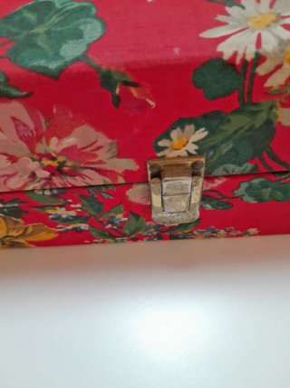 Maleta decorativa  estampado floral roja