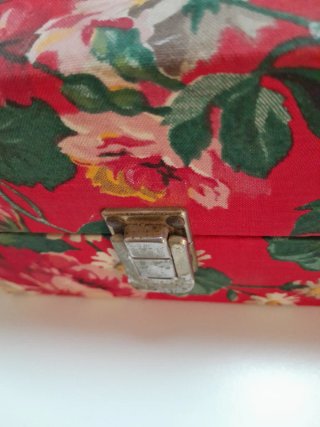 Maleta decorativa  estampado floral roja