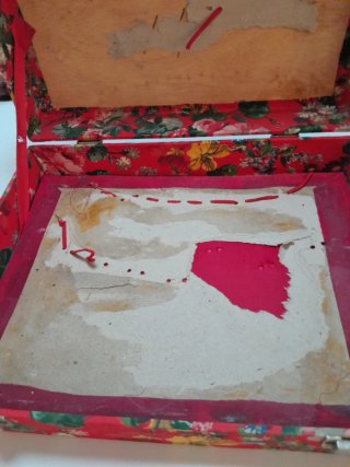 Maleta decorativa  estampado floral roja