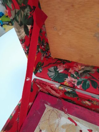 Maleta decorativa  estampado floral roja
