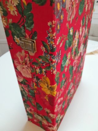 Maleta decorativa  estampado floral roja