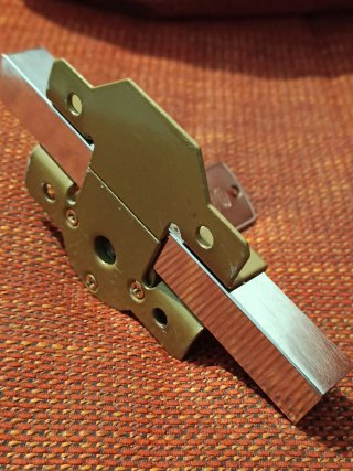 Cerrojo de seguridad AMIG con barra pasadora