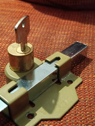 Cerrojo de seguridad AMIG con barra pasadora