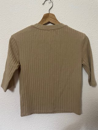 Top crema ajustado