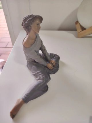 Figura Elisa mujer estirada