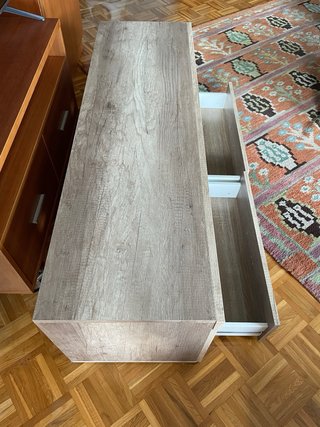 Mueble de televisión de madera con dos cajones