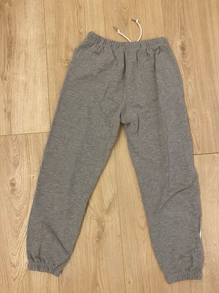Pantalón de chándal gris con franjas blancas