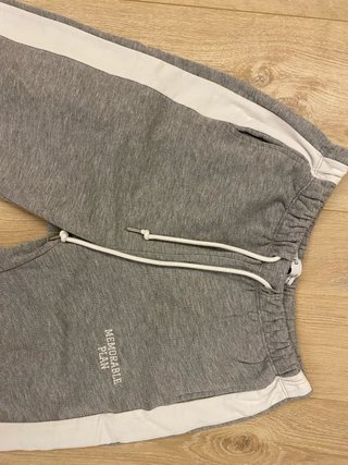Pantalón de chándal gris con franjas blancas