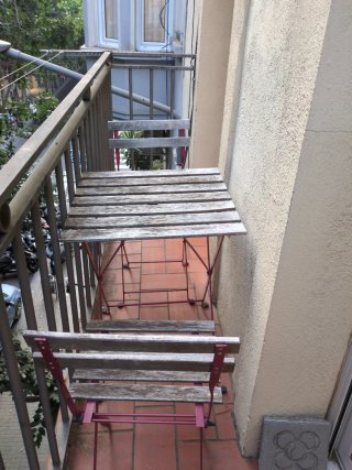 Mesa pequeña y 2 sillas de balcón