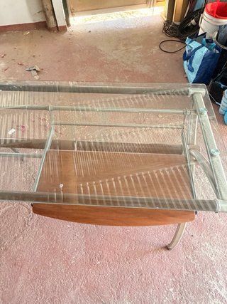 Mesa de cristal con estante de madera
