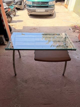 Mesa de cristal con estante de madera