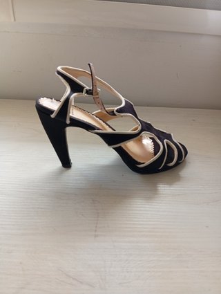 Sandalias de tacón alto negras y blancas