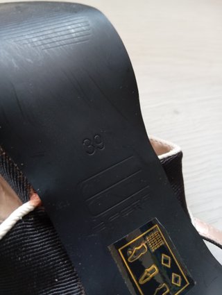Sandalias de tacón alto negras y blancas