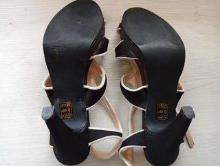 Sandalias de tacón alto negras y blancas