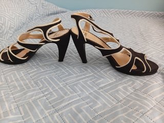 Sandalias de tacón alto negras y blancas