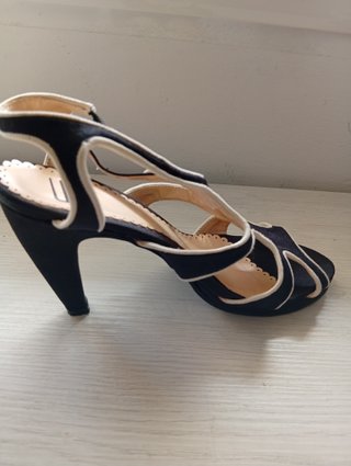 Sandalias de tacón alto negras y blancas