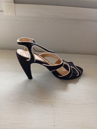 Sandalias de tacón alto negras y blancas