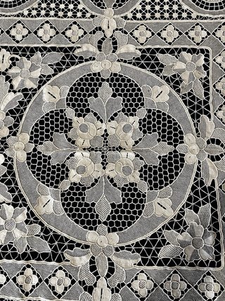Toalha de Banquete Antiga em Renda Point de Venise