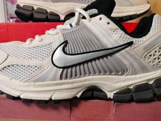 Nike Zoom Vomero 5 talla 44