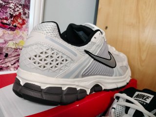 Nike Zoom Vomero 5 talla 44