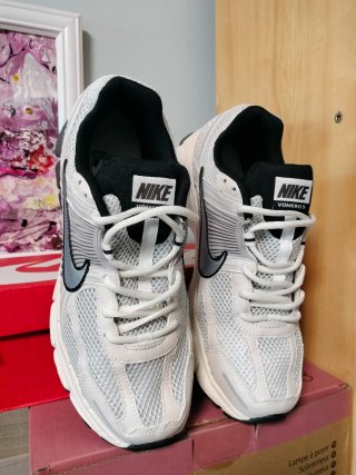 Nike Zoom Vomero 5 talla 44