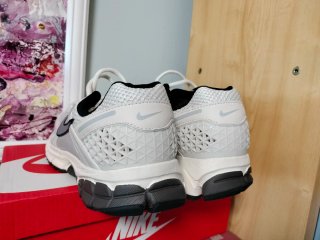 Nike Zoom Vomero 5 talla 44