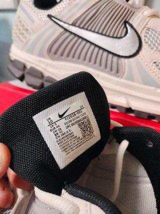 Nike Zoom Vomero 5 talla 44