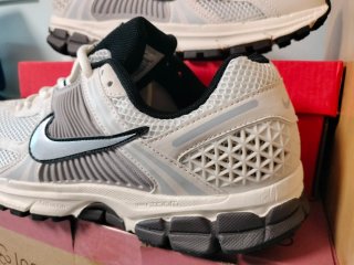 Nike Zoom Vomero 5 talla 44