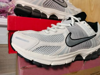 Nike Zoom Vomero 5 talla 44