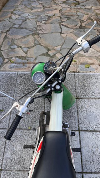 Suzuki RV50 VanVan clásica de color verde oliva