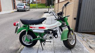 Suzuki RV50 VanVan clásica de color verde oliva