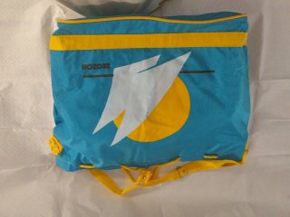 Bolso deportivo azul y amarillo