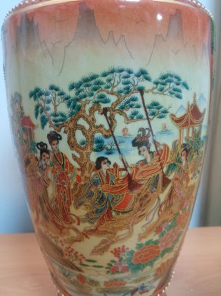 Decorativo jarrón antiguo de porcelana oriental en