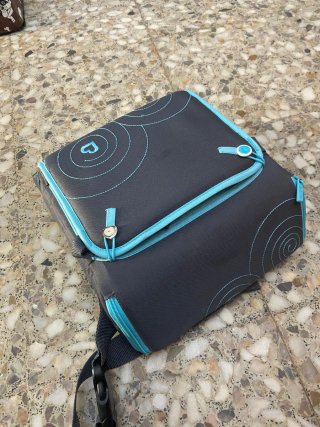 Trona portatil munchkin con compartimento azul bue