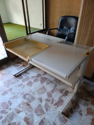 Mesa y sillas despacho