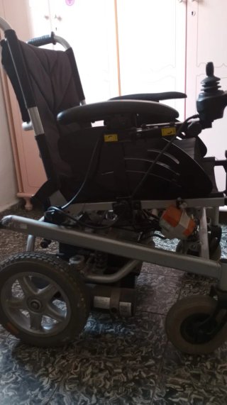una silla de ruedas eléctrica