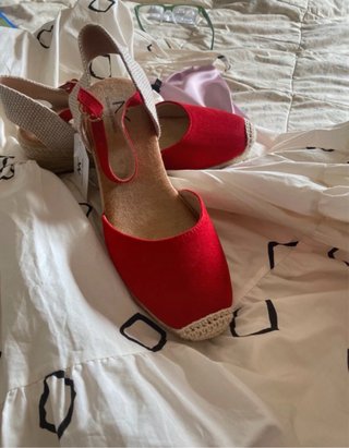 Sandalias rojas esparto ante cuña