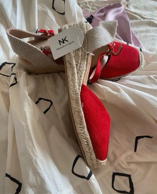 Sandalias rojas esparto ante cuña