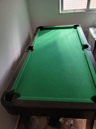 Mesa de billar con bolas sin palos.