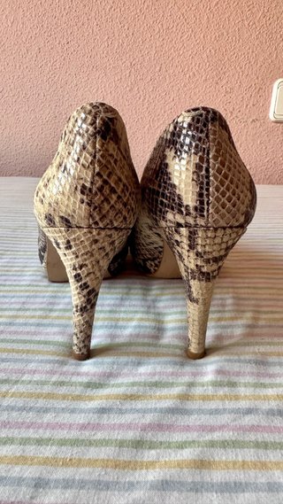 Zapatos de tacón con estampado de serpiente