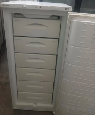 Congelador vertical Indesit 6 cajones por 170€.