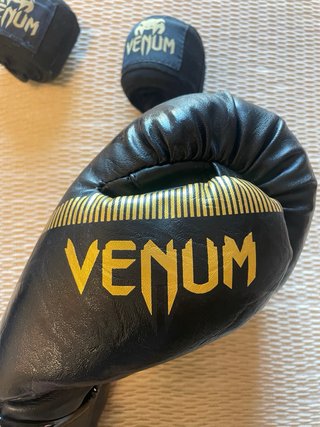Guantes de boxeo Venum Impact 14oz + vendas Venum