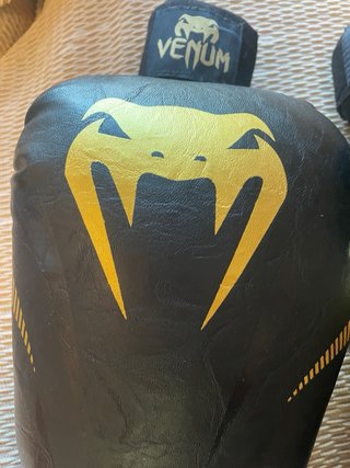 Guantes de boxeo Venum Impact 14oz + vendas Venum
