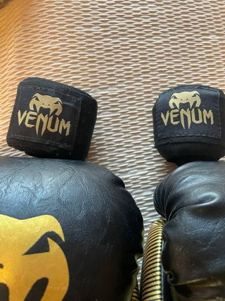 Guantes de boxeo Venum Impact 14oz + vendas Venum